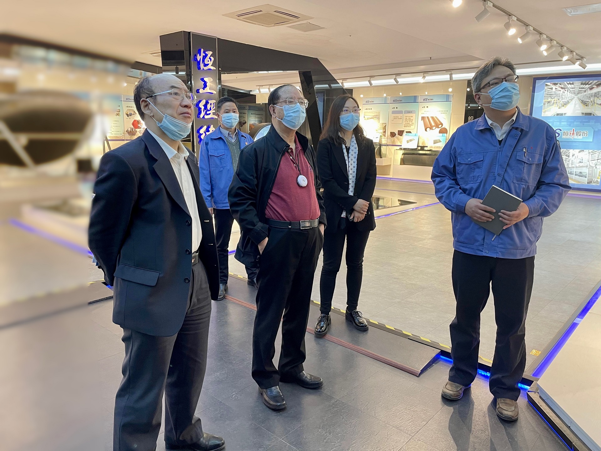 中国开发区协会会长师荣耀一行莅临yd2333云顶电子游戏股份调研指导事情.jpg
